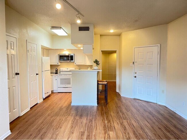 Foto del edificio - 10855 Meadowglen Ln