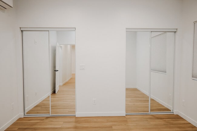 Master w double closets - 233 E 25th St