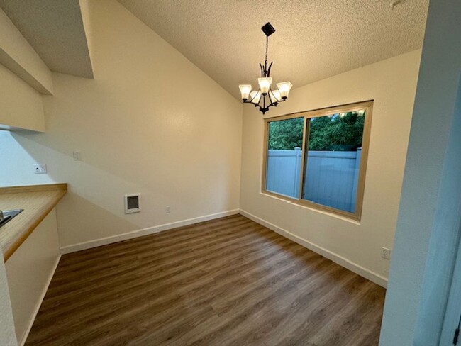 Building Photo - Beautiful 3 Bedroom, 1.5 Bath Townhome Ava...
