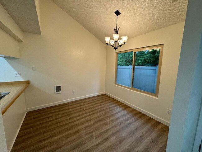 Foto del edificio - Beautiful 3 Bedroom, 1.5 Bath Townhome Ava...