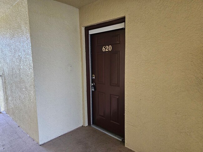 Foto del edificio - Well maintained 2 bed 2 bath Condo in the heart of Fort myers with lake view