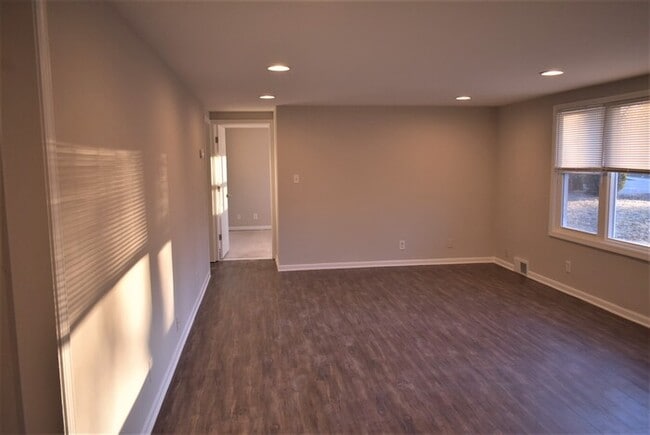 Building Photo - Spacious 3 Bedroom Ranch with Fenced Yard