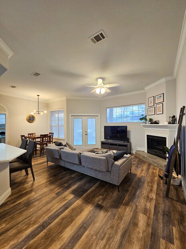 Foto del edificio - 4035 Broken Arrow Ct