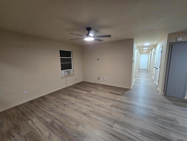 Foto del edificio - 9302 Chinn St