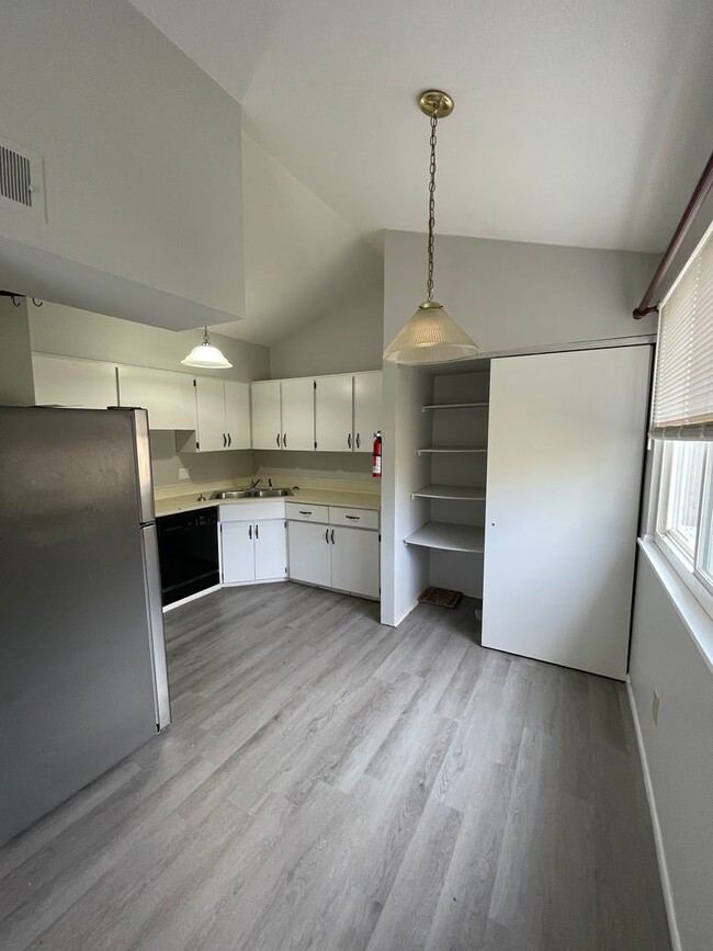 Building Photo - Two Bedroom Condo in Kalamazoo