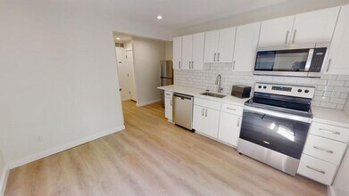 Building Photo - 603 E Ann St