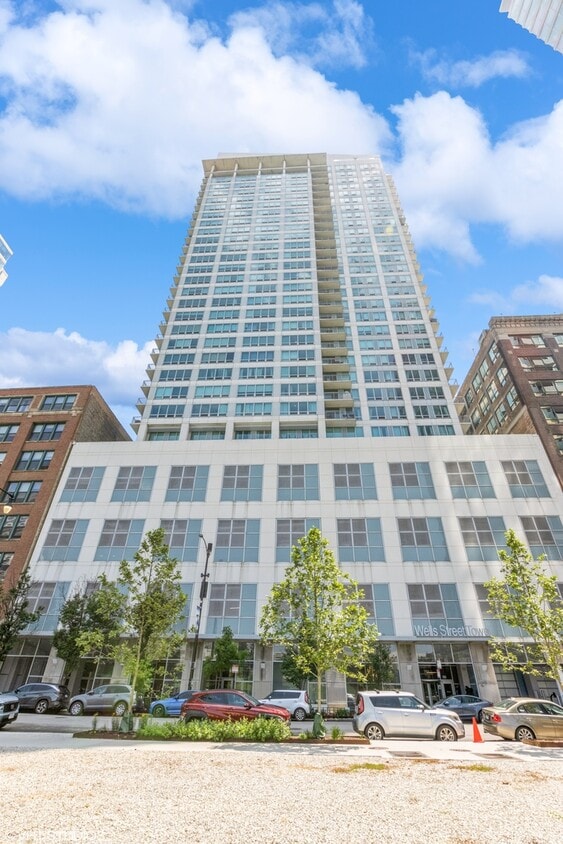 Primary Photo - 701 S Wells St