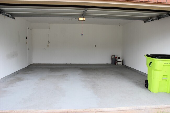 Building Photo - 1914 Wildwood Ridge Dr