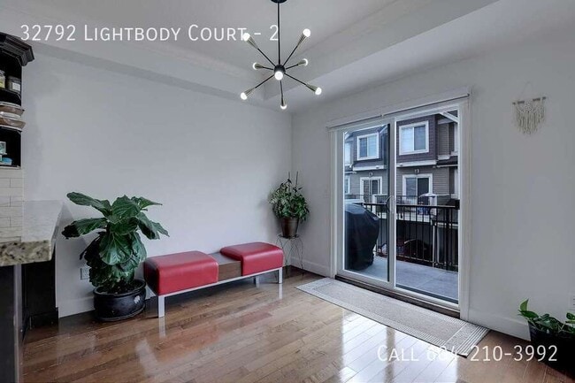 Photo du bâtiment - Bright & Spacious Townhouse