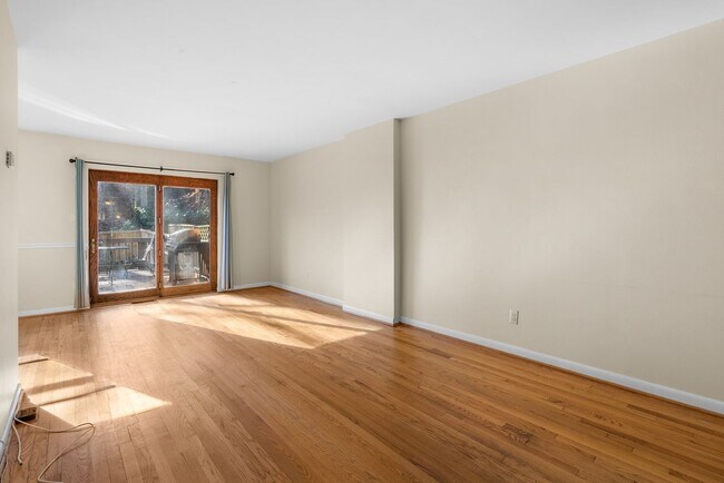 Foto del edificio - 4 Bedroom 3.5 Bathroom - Van Ness/Tenleytown Semi Detached Home - Attached 1 Car Garage
