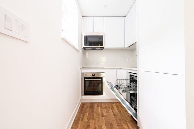 Building Photo - 1420 Kingston Rd