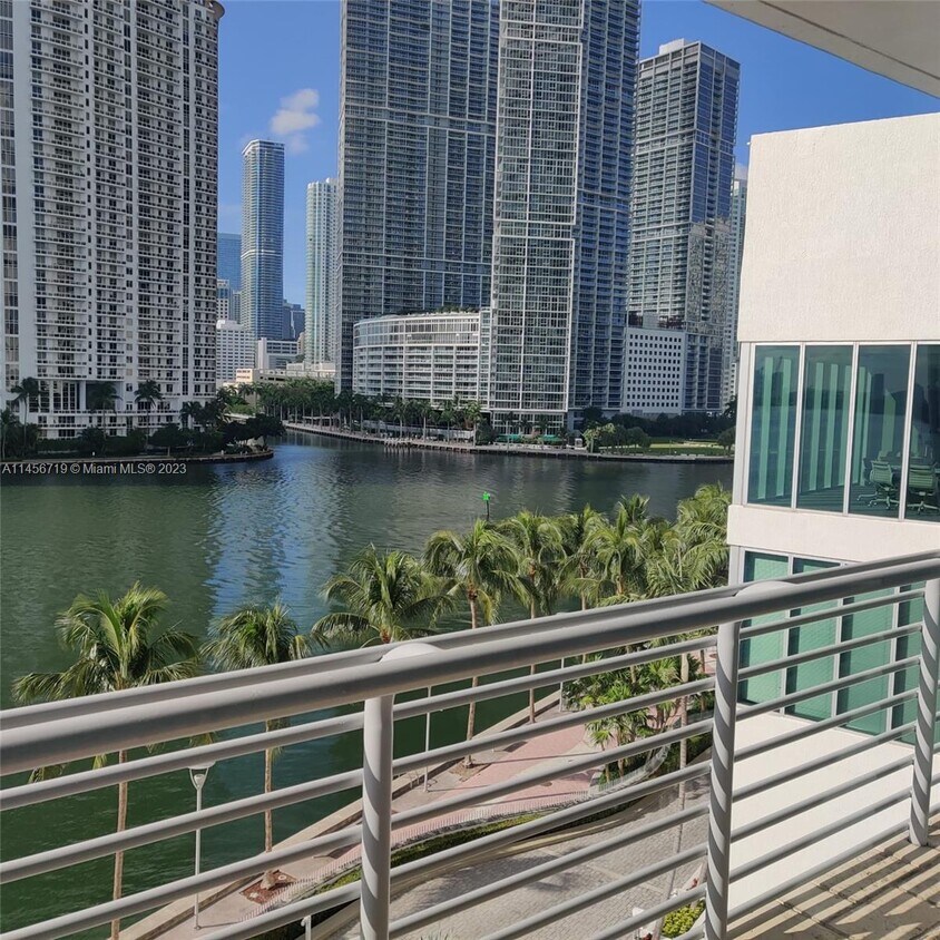 Foto del edificio - 325 S Biscayne Blvd
