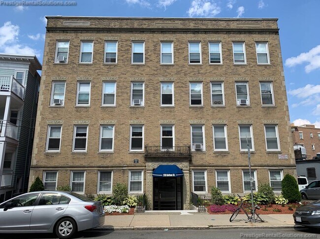 Building Photo - 170 Kelton St