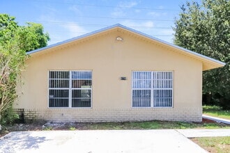 Building Photo - 5770 Bermuda Cir S