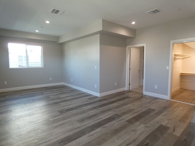 Building Photo - 1626 S La Brea Ave