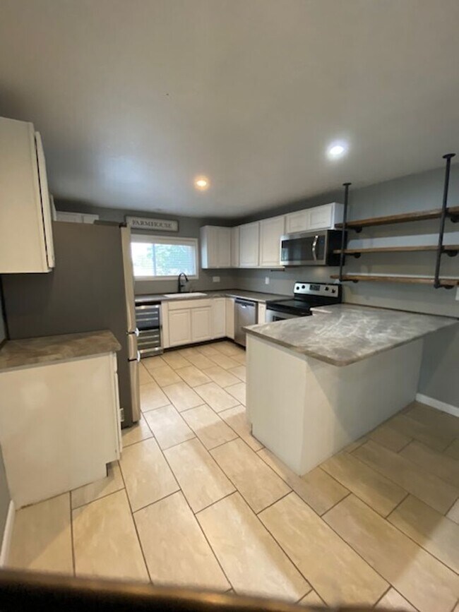 Foto del edificio - Amazing, Recently Renovated2 Bed 1 Bath Ho...