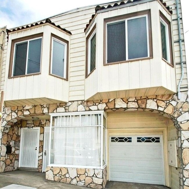 Building Photo - Sunlit 3-Bed, 2-Bath Home Steps from Balbo...