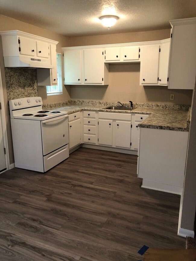 Building Photo - 3313 Maple Ave