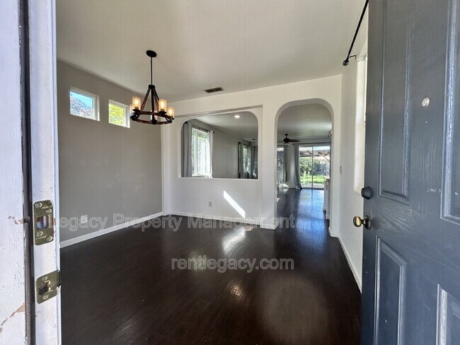 Foto del edificio - 300 Dedham Ct