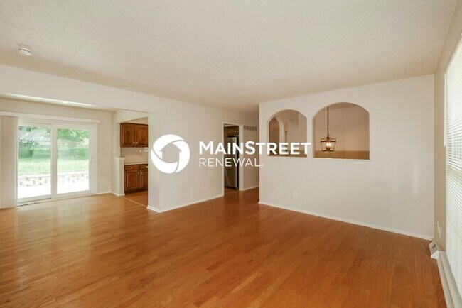 Foto del edificio - 3 Bedroom Pet-Friendly Home in Independence, MO with Main Street Renewal