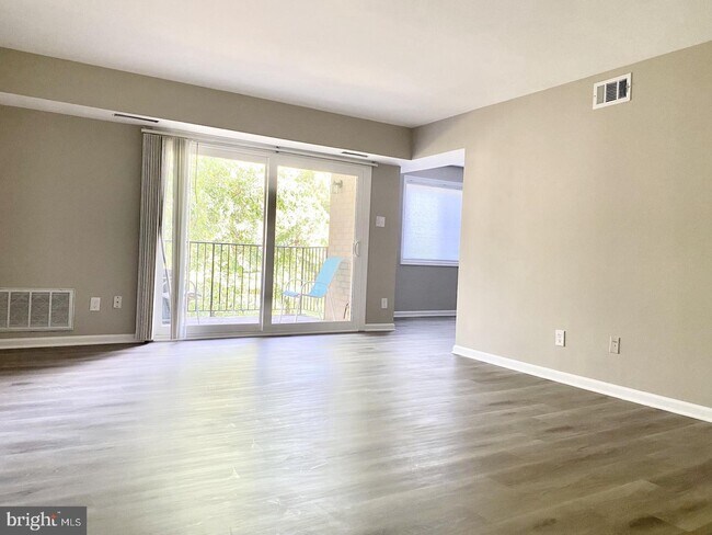 Foto del edificio - 6288 Rose Hill Ct