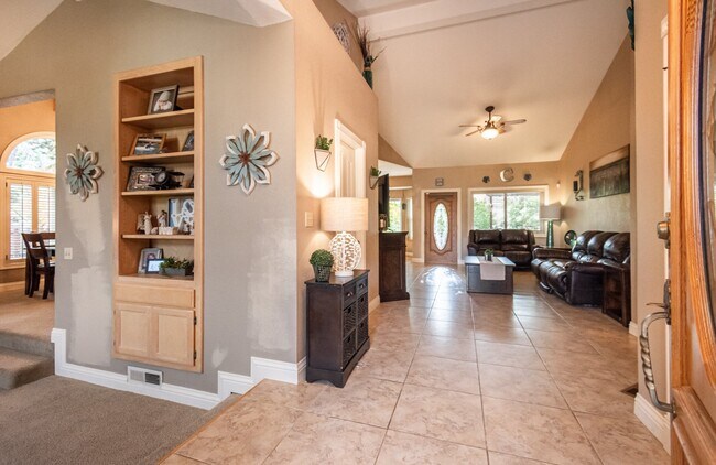 Foto del edificio - 841 Oak Crest Cir
