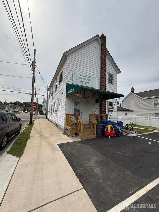 Building Photo - 147 S Pine Ave