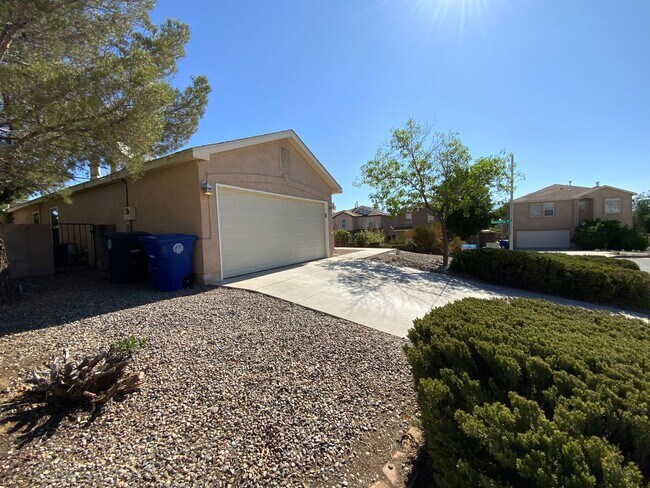 Foto del edificio - 3 Bedroom Single Story Home Available Near...