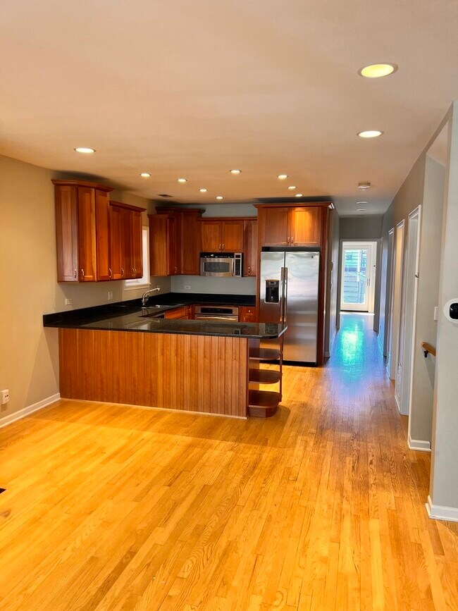 Building Photo - 2020 N Honore St