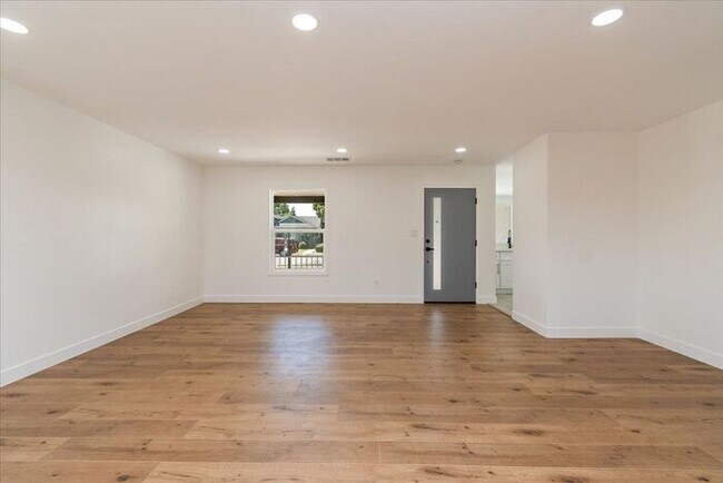 Building Photo - Newly upgraded 2 bed 2 bath home in Downey!