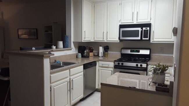 Building Photo - Tanamera One bedroom Unit Available