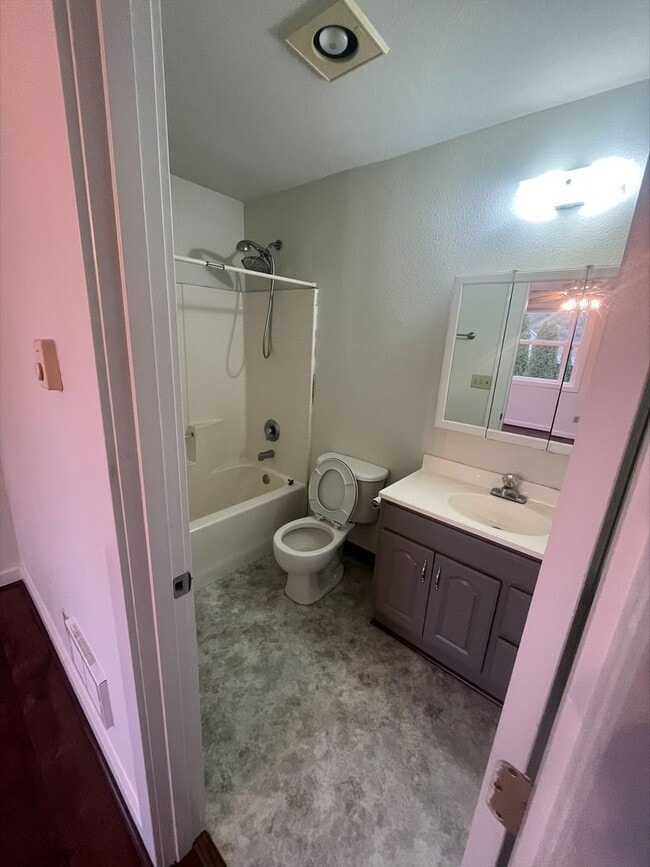 Building Photo - Charming home in a great neighborhood