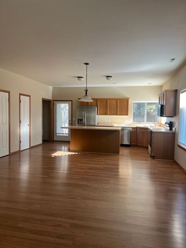 Building Photo - Charming Single Level Home!