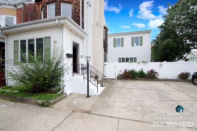 Building Photo - 532 Emmett Ave
