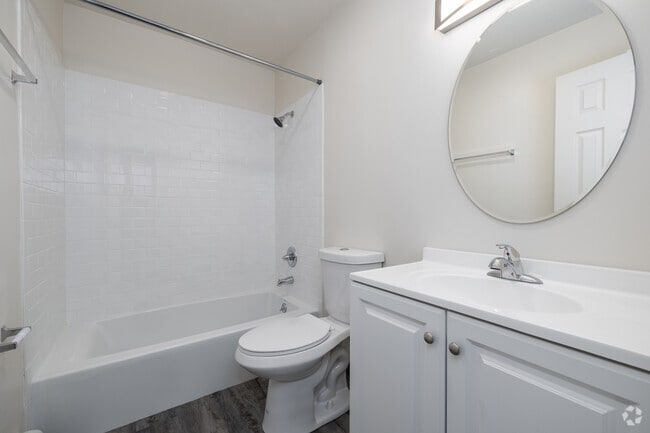 2 habitaciones, 1 baño - 860 pies cuadrados - Baño - Hopewell Gardens Apartments