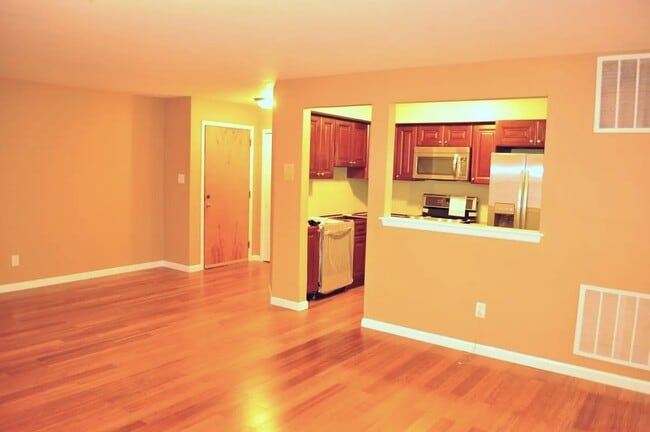 Building Photo - 302 Trinity Ct