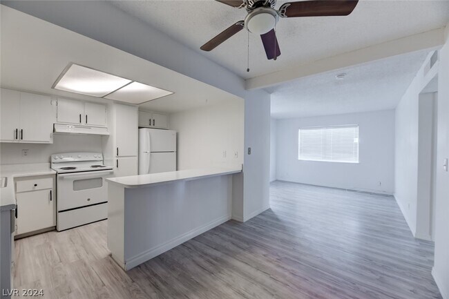 Building Photo - 6200 Camino De Rosa Dr
