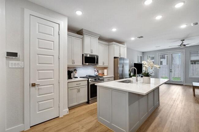 Building Photo - 119 E 43rd St