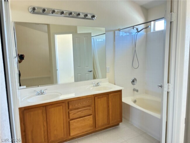 Building Photo - 688 Pansy Pl