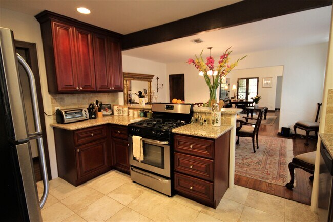 Foto del edificio - 6230 Lindenhurst Ave