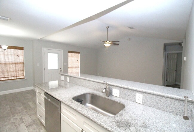 Building Photo - Northeast Pensacola 3/2 with Fenced Yard &...