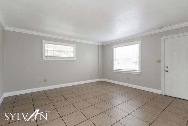 Building Photo - Enjoy one-level living in this 3 bedroom, ...