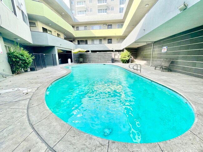 Foto del edificio - 5741 Carlton Way