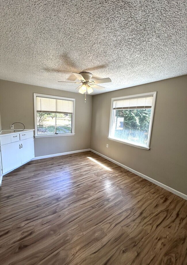 Building Photo - Unique 2 bedroom 1 bath with bonus rooms/l...