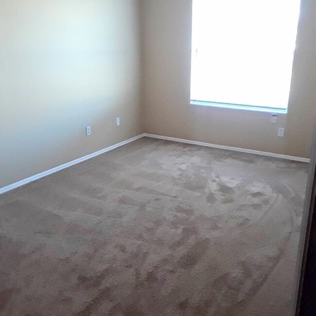 Building Photo - Spacious 4 bedrooms 2.5 baths single-famil...