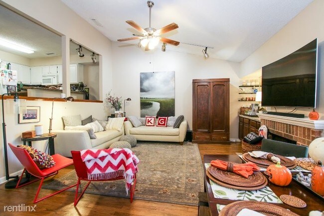 Building Photo - 2 br, 2 bath Townhome - 6123 Summer Creek Cir