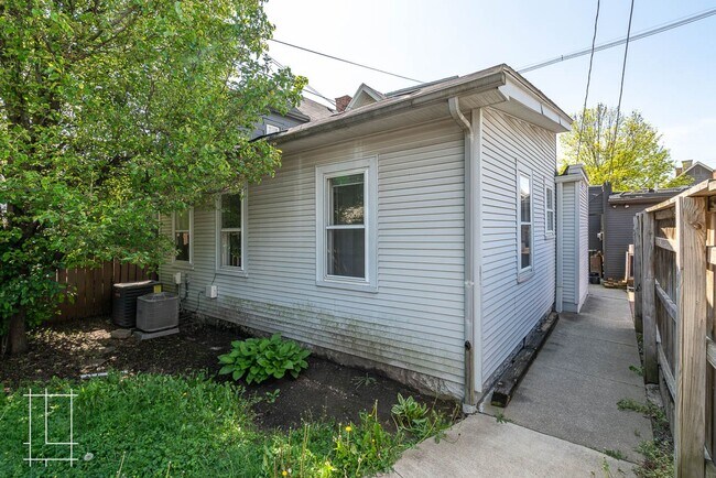 Building Photo - 210 Thurman Ave