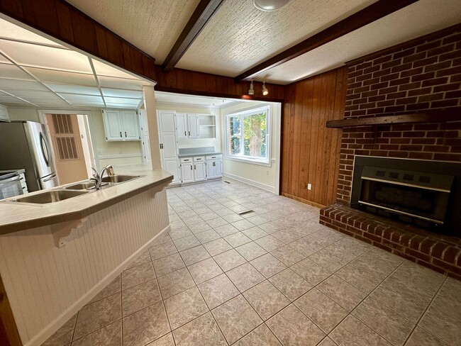 Building Photo - 4 Bedroom 2 Bathroom Home Located in South...