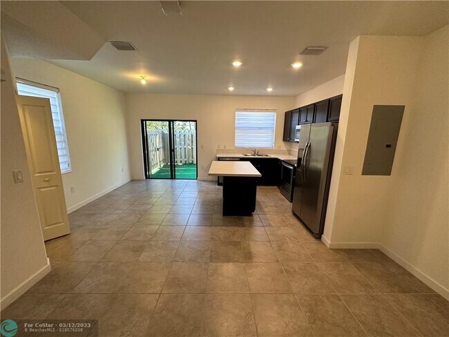 Foto del edificio - 377 NE 208th Terrace