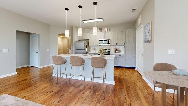 Cocina recién reformada con isla. - The Retreat at Hamburg Place Apartments